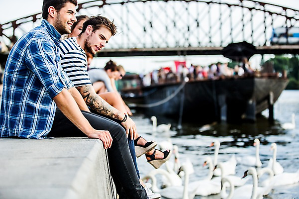 포토 JPG 주간 전신 서양인 외국인 해외 여자 남자 오리 앉기 여러명 20대 성인 야외 옆모습 친구 강 우정 도시 즐거움 체코 가교 선박 성인만 국내포토 자연요소 건축물 감정 유럽 뷰포인트 다수 수상교통 관계 모션 조류 사람 인종 청년 파일형식