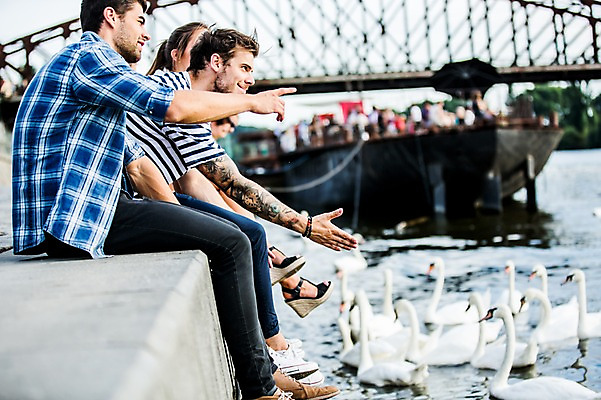 포토 JPG 주간 전신 서양인 외국인 해외 여자 남자 오리 미소 앉기 손짓 여러명 20대 성인 야외 옆모습 친구 강 우정 도시 즐거움 체코 가교 선박 성인만 국내포토 자연요소 건축물 감정 유럽 뷰포인트 다수 수상교통 관계 모션 조류 표정 사람 인종 청년 파일형식