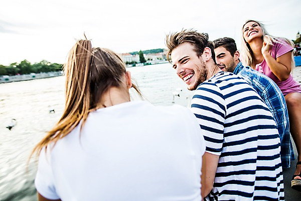 포토 JPG 주간 서양인 외국인 해외 여자 남자 미소 앉기 여러명 상반신 20대 성인 야외 옆모습 친구 강 우정 도시 즐거움 체코 성인만 국내포토 자연요소 감정 유럽 뷰포인트 다수 관계 모션 표정 사람 인종 청년 파일형식