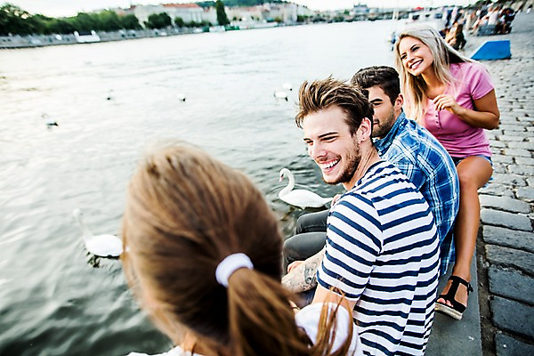 포토 JPG 주간 전신 서양인 외국인 해외 여자 남자 오리 미소 앉기 여러명 20대 성인 야외 옆모습 친구 강 우정 도시 즐거움 체코 성인만 국내포토 자연요소 감정 유럽 뷰포인트 다수 관계 모션 조류 표정 사람 인종 청년 파일형식