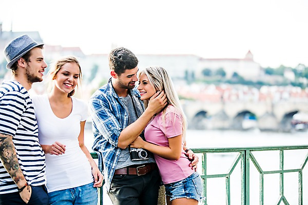 포토 JPG 주간 서양인 외국인 해외 커플 여자 남자 서기 미소 여러명 상반신 20대 성인 야외 앞모습 친구 우정 도시 즐거움 체코 성인만 국내포토 자연요소 감정 유럽 뷰포인트 다수 관계 모션 표정 사람 인종 청년 파일형식