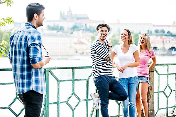 포토 JPG 주간 서양인 외국인 해외 여자 남자 서기 미소 여러명 상반신 20대 성인 야외 앞모습 옆모습 친구 우정 도시 즐거움 체코 성인만 국내포토 자연요소 감정 유럽 뷰포인트 다수 관계 모션 표정 사람 인종 청년 파일형식