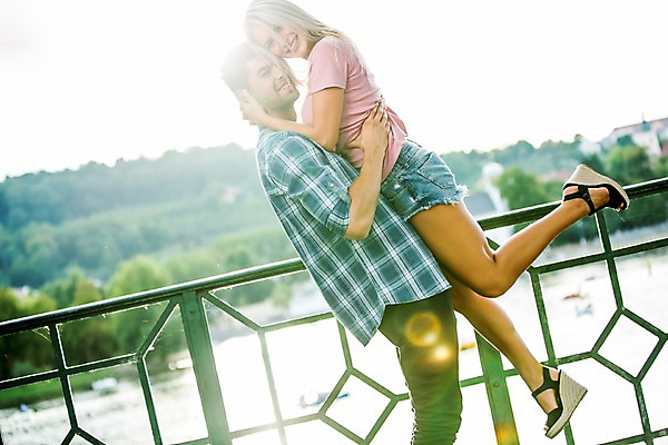 포토 JPG 주간 서양인 외국인 해외 커플 여자 남자 커플라이프 데이트 포옹 미소 상반신 20대 성인 야외 두명 옆모습 다정 도시 체코 성인만 들어올리기 국내포토 자연요소 라이프스타일 유럽 뷰포인트 컨셉 관계 안기 모션 표정 사람 인종 청년 파일형식