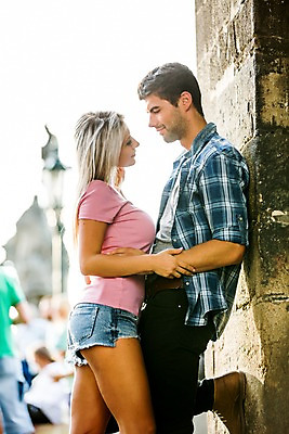 포토 JPG 주간 서양인 외국인 해외 커플 여자 남자 커플라이프 데이트 서기 미소 상반신 20대 성인 야외 두명 옆모습 마주보기 기댐 다정 도시 체코 성인만 국내포토 자연요소 라이프스타일 유럽 뷰포인트 컨셉 관계 모션 표정 사람 인종 청년 파일형식