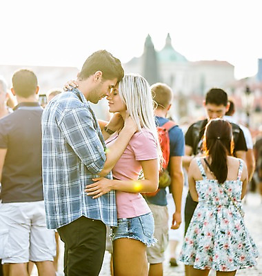 포토 JPG 주간 서양인 외국인 해외 커플 여자 남자 커플라이프 키스 서기 여러명 상반신 20대 성인 야외 옆모습 다정 도시 체코 성인만 국내포토 자연요소 라이프스타일 유럽 뷰포인트 다수 컨셉 관계 모션 사람 인종 청년 애정표현 파일형식