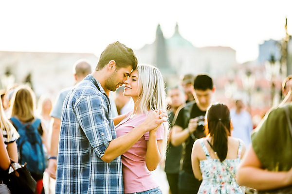 포토 JPG 주간 서양인 외국인 해외 커플 여자 남자 커플라이프 서기 여러명 상반신 20대 성인 야외 옆모습 마주보기 손잡기 다정 도시 체코 성인만 국내포토 자연요소 라이프스타일 유럽 뷰포인트 다수 컨셉 관계 모션 사람 인종 청년 파일형식