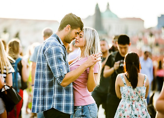 포토 JPG 주간 서양인 외국인 해외 커플 여자 남자 커플라이프 서기 여러명 상반신 20대 성인 야외 옆모습 손잡기 다정 도시 체코 성인만 국내포토 자연요소 라이프스타일 유럽 뷰포인트 다수 컨셉 관계 모션 사람 인종 청년 파일형식