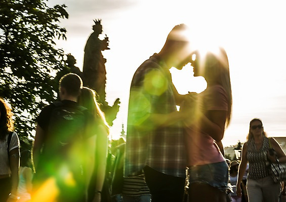 포토 JPG 주간 서양인 외국인 해외 커플 여자 남자 커플라이프 서기 여러명 상반신 20대 성인 야외 옆모습 햇빛 다정 도시 역광 체코 성인만 국내포토 자연요소 라이프스타일 유럽 뷰포인트 다수 컨셉 관계 모션 사람 인종 청년 태양 파일형식