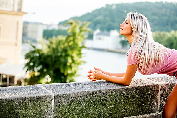 포토 JPG 주간 서양인 외국인 해외 우먼라이프 응시 여자 한명 서기 미소 상반신 20대 성인 야외 옆모습 도시 체코 성인여자한명만 국내포토 자연요소 1 라이프스타일 시선 유럽 뷰포인트 모션 표정 사람 인종 청년 여자한명만 성인여자만 파일형식