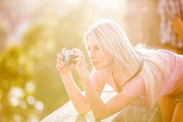 포토 JPG 주간 서양인 외국인 해외 우먼라이프 여자 한명 서기 들기 상반신 20대 성인 야외 앞모습 햇빛 카메라 도시 체코 성인여자한명만 국내포토 자연요소 1 라이프스타일 유럽 뷰포인트 모션 사람 인종 청년 전자제품 태양 여자한명만 성인여자만 파일형식