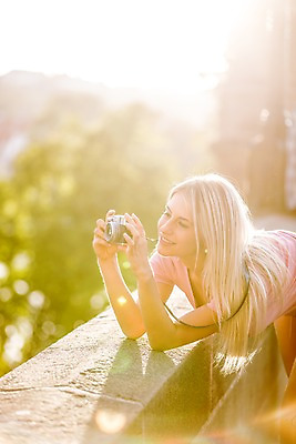 포토 JPG 주간 서양인 외국인 해외 우먼라이프 여자 한명 들기 상반신 20대 성인 야외 앞모습 햇빛 카메라 도시 체코 성인여자한명만 국내포토 자연요소 1 라이프스타일 유럽 뷰포인트 모션 사람 인종 청년 전자제품 태양 여자한명만 성인여자만 파일형식