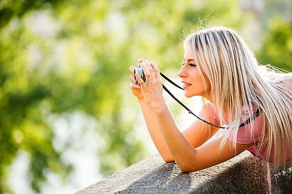 포토 JPG 주간 서양인 외국인 해외 우먼라이프 여자 한명 미소 들기 상반신 20대 성인 야외 옆모습 카메라 도시 체코 성인여자한명만 국내포토 자연요소 1 라이프스타일 유럽 뷰포인트 모션 표정 사람 인종 청년 전자제품 여자한명만 성인여자만 파일형식