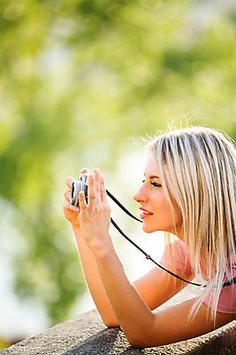 포토 JPG 주간 서양인 외국인 해외 우먼라이프 여자 한명 서기 미소 들기 상반신 20대 성인 야외 옆모습 카메라 도시 체코 성인여자한명만 국내포토 자연요소 1 라이프스타일 유럽 뷰포인트 모션 표정 사람 인종 청년 전자제품 여자한명만 성인여자만 파일형식