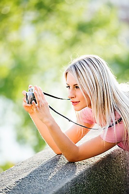 포토 JPG 주간 서양인 외국인 해외 우먼라이프 여자 한명 서기 미소 들기 상반신 20대 성인 야외 옆모습 카메라 도시 체코 성인여자한명만 국내포토 자연요소 1 라이프스타일 유럽 뷰포인트 모션 표정 사람 인종 청년 전자제품 여자한명만 성인여자만 파일형식