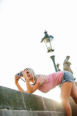 포토 JPG 주간 서양인 외국인 해외 우먼라이프 여자 한명 서기 들기 상반신 20대 성인 야외 옆모습 카메라 도시 체코 성인여자한명만 국내포토 자연요소 1 라이프스타일 유럽 뷰포인트 모션 사람 인종 청년 전자제품 여자한명만 성인여자만 파일형식