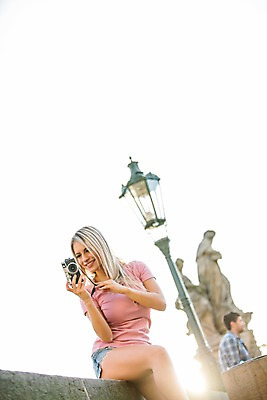 포토 JPG 주간 서양인 외국인 해외 우먼라이프 여자 한명 들기 앉기 상반신 20대 성인 야외 앞모습 카메라 도시 체코 성인여자한명만 국내포토 자연요소 1 라이프스타일 유럽 뷰포인트 모션 사람 인종 청년 전자제품 여자한명만 성인여자만 파일형식