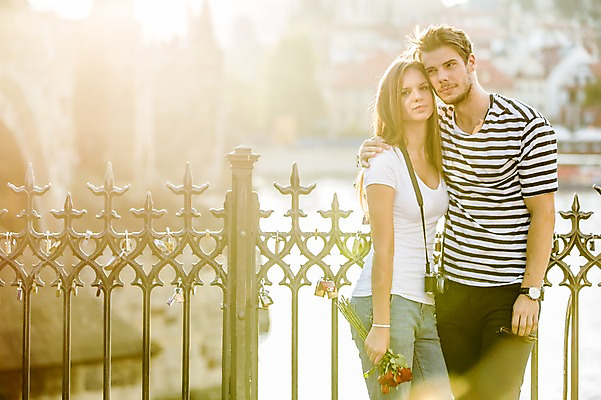 포토 JPG 주간 서양인 외국인 해외 커플 여자 남자 커플라이프 데이트 서기 상반신 20대 성인 야외 두명 앞모습 다정 도시 체코 성인만 국내포토 자연요소 라이프스타일 유럽 뷰포인트 컨셉 관계 모션 사람 인종 청년 파일형식