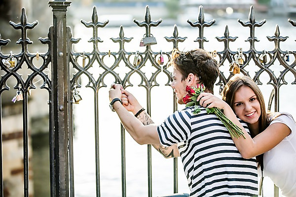 포토 JPG 주간 서양인 외국인 해외 커플 여자 남자 꽃 커플라이프 데이트 장난 서기 들기 상반신 20대 성인 야외 두명 옆모습 뒷모습 다정 도시 체코 성인만 국내포토 자연요소 식물 라이프스타일 유럽 뷰포인트 컨셉 관계 모션 사람 인종 청년 파일형식