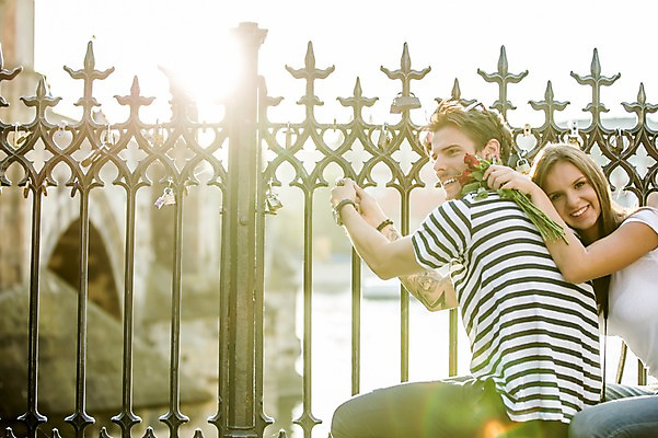 포토 JPG 주간 서양인 외국인 해외 커플 여자 남자 꽃 커플라이프 데이트 미소 들기 앉기 상반신 20대 성인 야외 두명 옆모습 햇빛 다정 도시 체코 성인만 국내포토 자연요소 식물 라이프스타일 유럽 뷰포인트 컨셉 관계 모션 표정 사람 인종 청년 태양 파일형식