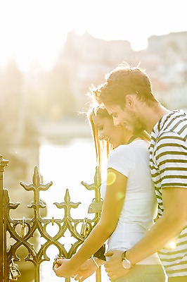 포토 JPG 주간 서양인 외국인 해외 커플 여자 남자 커플라이프 데이트 서기 미소 상반신 20대 성인 야외 두명 옆모습 다정 도시 체코 백허그 성인만 국내포토 자연요소 라이프스타일 유럽 뷰포인트 컨셉 관계 모션 포옹 표정 사람 인종 청년 파일형식