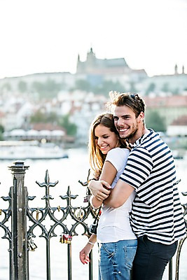 포토 JPG 주간 서양인 외국인 해외 커플 여자 남자 커플라이프 데이트 서기 미소 상반신 20대 성인 야외 두명 옆모습 다정 도시 체코 백허그 성인만 국내포토 자연요소 라이프스타일 유럽 뷰포인트 컨셉 관계 모션 포옹 표정 사람 인종 청년 파일형식