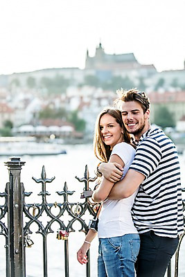 포토 JPG 주간 서양인 외국인 해외 커플 여자 남자 커플라이프 데이트 서기 미소 상반신 20대 성인 야외 두명 옆모습 다정 도시 체코 백허그 성인만 국내포토 자연요소 라이프스타일 유럽 뷰포인트 컨셉 관계 모션 포옹 표정 사람 인종 청년 파일형식