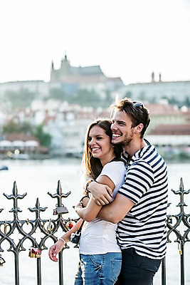 포토 JPG 주간 서양인 외국인 해외 커플 여자 남자 커플라이프 데이트 서기 미소 상반신 20대 성인 야외 두명 옆모습 다정 도시 체코 백허그 성인만 국내포토 자연요소 라이프스타일 유럽 뷰포인트 컨셉 관계 모션 포옹 표정 사람 인종 청년 파일형식