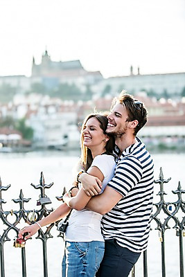 포토 JPG 주간 서양인 외국인 해외 커플 여자 남자 커플라이프 데이트 서기 미소 상반신 20대 성인 야외 두명 옆모습 다정 도시 체코 백허그 성인만 국내포토 자연요소 라이프스타일 유럽 뷰포인트 컨셉 관계 모션 포옹 표정 사람 인종 청년 파일형식