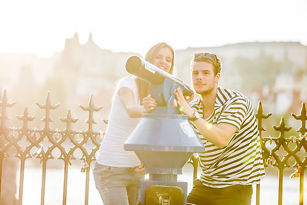 포토 JPG 주간 서양인 외국인 해외 커플 여자 남자 커플라이프 데이트 서기 미소 앉기 상반신 20대 성인 야외 두명 햇빛 다정 망원경 도시 체코 성인만 국내포토 자연요소 라이프스타일 유럽 컨셉 관계 모션 표정 사람 인종 청년 태양 파일형식