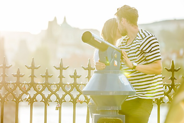 포토 JPG 주간 서양인 외국인 해외 커플 여자 남자 커플라이프 데이트 서기 상반신 20대 성인 야외 두명 앞모습 햇빛 다정 망원경 도시 체코 성인만 국내포토 자연요소 라이프스타일 유럽 뷰포인트 컨셉 관계 모션 사람 인종 청년 태양 파일형식