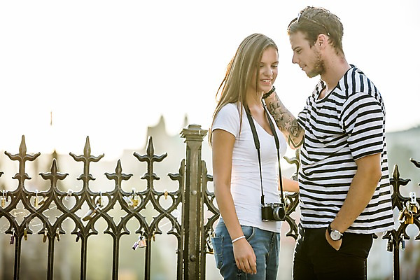 포토 JPG 주간 서양인 외국인 해외 커플 여자 남자 커플라이프 데이트 서기 미소 상반신 20대 성인 야외 두명 옆모습 카메라 다정 도시 체코 성인만 국내포토 자연요소 라이프스타일 유럽 뷰포인트 컨셉 관계 모션 표정 사람 인종 청년 전자제품 파일형식