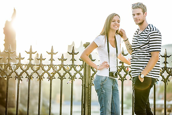 포토 JPG 주간 서양인 외국인 해외 커플 여자 남자 커플라이프 데이트 서기 미소 상반신 20대 성인 야외 두명 앞모습 카메라 다정 도시 체코 성인만 국내포토 자연요소 라이프스타일 유럽 뷰포인트 컨셉 관계 모션 표정 사람 인종 청년 전자제품 파일형식