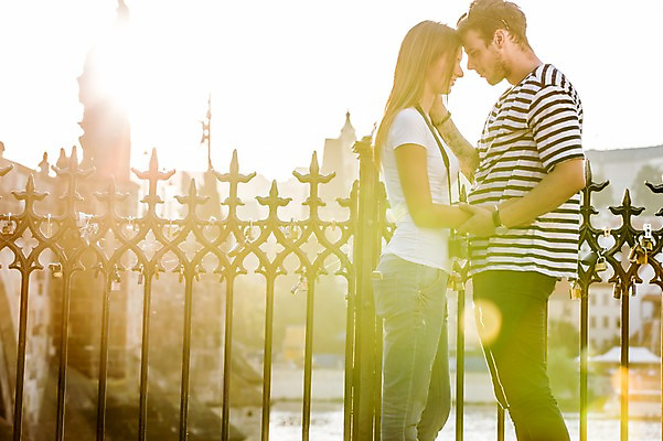 포토 JPG 주간 서양인 외국인 해외 커플 여자 남자 커플라이프 데이트 서기 미소 상반신 20대 성인 야외 두명 앞모습 햇빛 마주보기 다정 도시 체코 성인만 국내포토 자연요소 라이프스타일 유럽 뷰포인트 컨셉 관계 모션 표정 사람 인종 청년 태양 파일형식