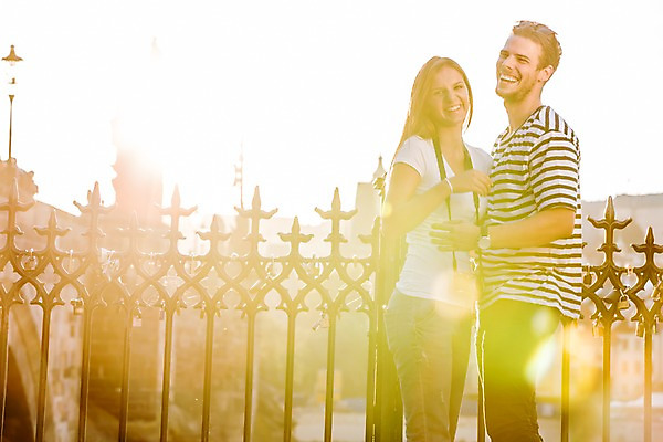 포토 JPG 주간 서양인 외국인 해외 커플 여자 남자 커플라이프 데이트 서기 미소 상반신 20대 성인 야외 두명 앞모습 햇빛 마주보기 다정 도시 체코 성인만 국내포토 자연요소 라이프스타일 유럽 뷰포인트 컨셉 관계 모션 표정 사람 인종 청년 태양 파일형식