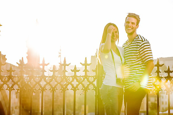 포토 JPG 주간 서양인 외국인 해외 커플 여자 남자 커플라이프 데이트 서기 미소 상반신 20대 성인 야외 두명 앞모습 햇빛 마주보기 다정 도시 체코 성인만 국내포토 자연요소 라이프스타일 유럽 뷰포인트 컨셉 관계 모션 표정 사람 인종 청년 태양 파일형식