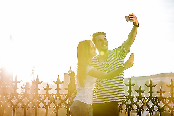 포토 JPG 주간 서양인 외국인 해외 커플 여자 남자 커플라이프 데이트 서기 미소 들기 상반신 20대 성인 야외 두명 앞모습 스마트폰 햇빛 다정 도시 셀프카메라 체코 성인만 국내포토 자연요소 라이프스타일 유럽 뷰포인트 컨셉 관계 모션 표정 사람 인종 청년 핸드폰 스마트기기 태양 사진촬영 파일형식