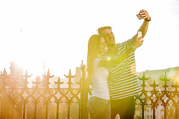 포토 JPG 주간 서양인 외국인 해외 커플 여자 남자 커플라이프 데이트 서기 미소 들기 상반신 20대 성인 야외 두명 앞모습 스마트폰 햇빛 다정 도시 셀프카메라 체코 성인만 국내포토 자연요소 라이프스타일 유럽 뷰포인트 컨셉 관계 모션 표정 사람 인종 청년 핸드폰 스마트기기 태양 사진촬영 파일형식