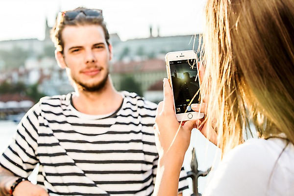 포토 JPG 주간 서양인 외국인 해외 커플 여자 남자 커플라이프 데이트 서기 들기 상반신 20대 성인 야외 두명 앞모습 뒷모습 스마트폰 사진촬영 다정 도시 체코 성인만 국내포토 자연요소 라이프스타일 유럽 뷰포인트 컨셉 관계 모션 사람 인종 청년 핸드폰 스마트기기 촬영 파일형식