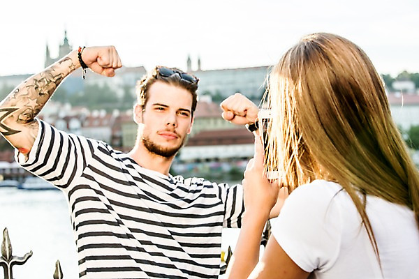 포토 JPG 주간 서양인 외국인 해외 커플 여자 남자 커플라이프 포즈 데이트 서기 들기 상반신 20대 성인 야외 두명 앞모습 뒷모습 스마트폰 사진촬영 다정 도시 체코 성인만 국내포토 자연요소 라이프스타일 유럽 뷰포인트 컨셉 관계 모션 사람 인종 청년 핸드폰 스마트기기 촬영 파일형식