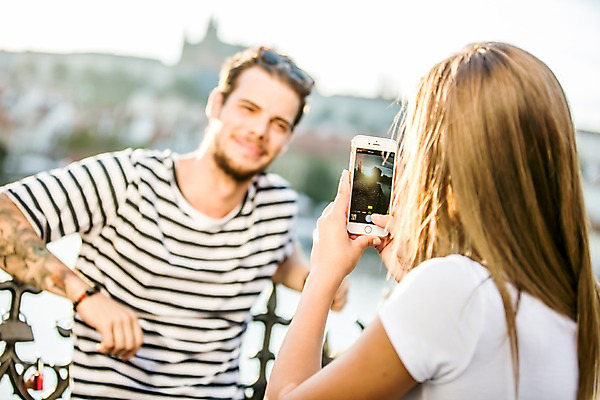 포토 JPG 주간 서양인 외국인 해외 커플 여자 남자 커플라이프 데이트 서기 들기 상반신 20대 성인 야외 두명 앞모습 뒷모습 스마트폰 사진촬영 다정 도시 체코 성인만 국내포토 자연요소 라이프스타일 유럽 뷰포인트 컨셉 관계 모션 사람 인종 청년 핸드폰 스마트기기 촬영 파일형식