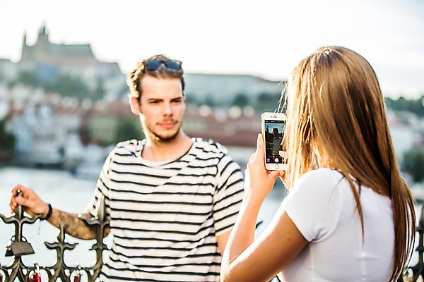 포토 JPG 주간 서양인 외국인 해외 커플 여자 남자 커플라이프 데이트 서기 들기 상반신 20대 성인 야외 두명 앞모습 뒷모습 스마트폰 사진촬영 다정 도시 체코 성인만 국내포토 자연요소 라이프스타일 유럽 뷰포인트 컨셉 관계 모션 사람 인종 청년 핸드폰 스마트기기 촬영 파일형식