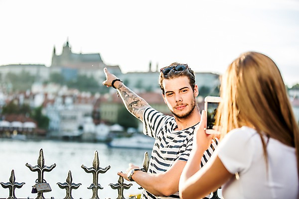 포토 JPG 주간 서양인 외국인 해외 커플 여자 남자 커플라이프 데이트 서기 들기 상반신 20대 성인 야외 두명 앞모습 뒷모습 스마트폰 사진촬영 다정 가리킴 도시 체코 성인만 국내포토 자연요소 라이프스타일 유럽 뷰포인트 컨셉 관계 모션 사람 인종 손짓 청년 핸드폰 스마트기기 촬영 파일형식