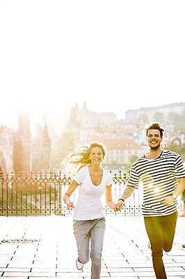 포토 JPG 주간 전신 서양인 외국인 해외 커플 여자 남자 커플라이프 데이트 미소 20대 성인 야외 두명 앞모습 달리기 햇빛 손잡기 다정 도시 즐거움 체코 성인만 국내포토 자연요소 라이프스타일 감정 유럽 뷰포인트 컨셉 관계 모션 표정 사람 인종 청년 태양 파일형식