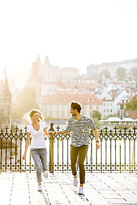 포토 JPG 주간 전신 서양인 외국인 해외 커플 여자 남자 커플라이프 데이트 미소 20대 성인 야외 두명 앞모습 달리기 햇빛 손잡기 다정 도시 즐거움 체코 성인만 국내포토 자연요소 라이프스타일 감정 유럽 뷰포인트 컨셉 관계 모션 표정 사람 인종 청년 태양 파일형식