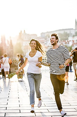 포토 JPG 주간 전신 서양인 외국인 해외 커플 여자 남자 커플라이프 데이트 미소 20대 성인 야외 두명 앞모습 달리기 햇빛 손잡기 다정 도시 즐거움 체코 성인만 국내포토 자연요소 라이프스타일 감정 유럽 뷰포인트 컨셉 관계 모션 표정 사람 인종 청년 태양 파일형식