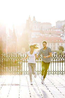 포토 JPG 주간 전신 서양인 외국인 해외 커플 여자 남자 커플라이프 데이트 미소 20대 성인 야외 두명 앞모습 달리기 햇빛 손잡기 다정 도시 즐거움 체코 성인만 국내포토 자연요소 라이프스타일 감정 유럽 뷰포인트 컨셉 관계 모션 표정 사람 인종 청년 태양 파일형식