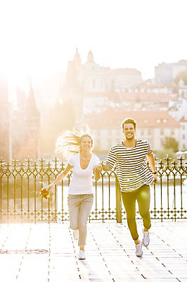 포토 JPG 주간 전신 서양인 외국인 해외 커플 여자 남자 커플라이프 데이트 미소 20대 성인 야외 두명 앞모습 달리기 햇빛 손잡기 다정 도시 즐거움 체코 성인만 국내포토 자연요소 라이프스타일 감정 유럽 뷰포인트 컨셉 관계 모션 표정 사람 인종 청년 태양 파일형식