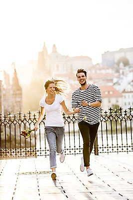 포토 JPG 주간 전신 서양인 외국인 해외 커플 여자 남자 커플라이프 데이트 미소 20대 성인 야외 두명 앞모습 달리기 햇빛 손잡기 다정 도시 즐거움 체코 성인만 국내포토 자연요소 라이프스타일 감정 유럽 뷰포인트 컨셉 관계 모션 표정 사람 인종 청년 태양 파일형식