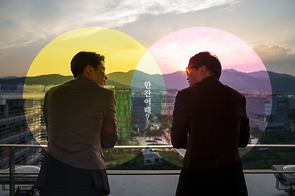 PSD 편집 편집이미지 남자 함께함 정장 상반신 성인 두명 뒷모습 30대 마주보기 한국인 발코니 도시 비즈니스맨 글귀 소통 제안 성인남자만 이미지편집 옷 뷰포인트 컨셉 비즈니스 모션 사람 동양인 장년 표어 직장인 남자만 성인만 파일형식