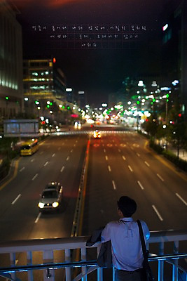 PSD 편집 편집이미지 남자 난간 한명 상반신 성인 야외 뒷모습 30대 기댐 한국인 슬픔 도시 비즈니스맨 야간 그리움 육교 후회 글귀 성인남자한명만 장년남자한명만 이미지편집 자연요소 1 감정 뷰포인트 비즈니스 모션 사람 동양인 장년 다리_건축물 표어 직장인 남자한명만 성인남자만 장년남자만 파일형식